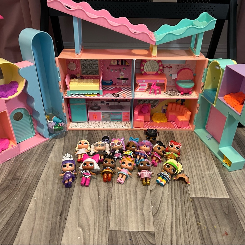❌❌SOLD ❌❌Deluxe Dollhouse Playset with Dolls